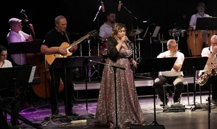 Céline Furrer-Labeyrie chante avec Carrément Jazz sur scène