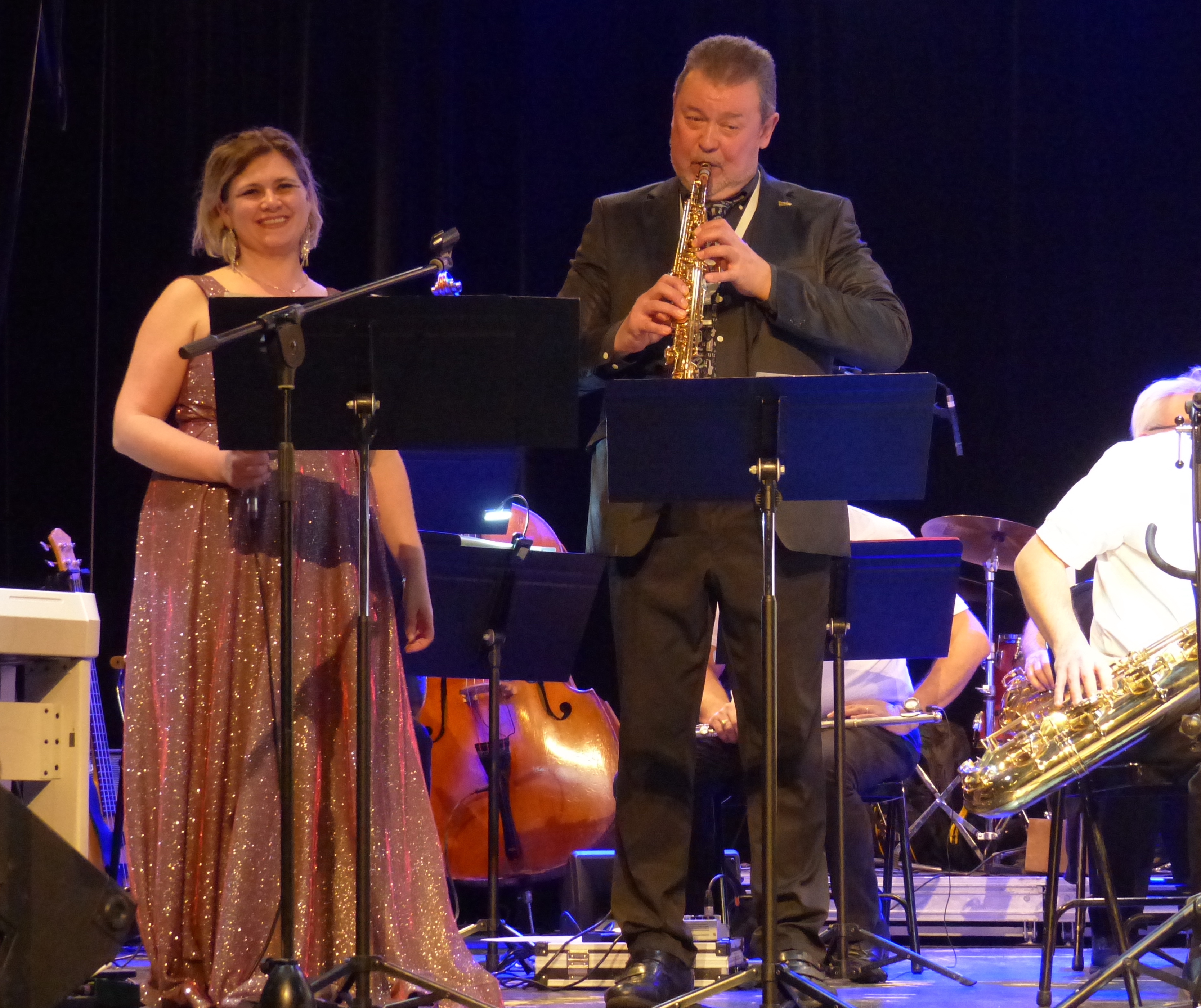 La chanteuse et un saxophoniste invité pendant un concert